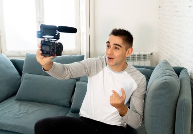 Genç mutlu erkek blogger a video özel öğretmen için internet filme fotoğraf makinesi ekranında portre yaşam tarzı. Bin yıllık kişi, yeni moda ve modern teknoloji, serbest ve yaratıcı iş kavramı.