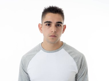 Kızgın ve üzgündüm genç adam öfkeli, agresif ve çılgın insanlar ve insan duyguları, yüz ifadeleri, eğitim, şiddet ve zorbalık kavramı içinde bakan portresi. Beyaz arka plan üzerinde izole.