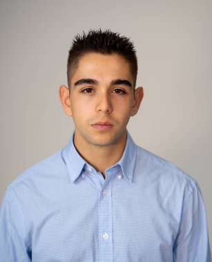 Çekici, portresi bakarak tarafsız, rahat ve ciddi insanlar yüz ifadeleri, insan duyguları, başarı ve eğitim kavramı kendine güvenen genç adam kapatın. Gri arka plan üzerinde izole.