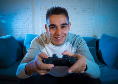 İskambil video spor freak yoğun mutlu yüz ile kablosuz uzaktan joystick kullanarak oyunu kazanma eğleniyor genç öğrenci adam portresi. Konsol erkek oyun bağımlılığı istasyonu ve video oynamak.