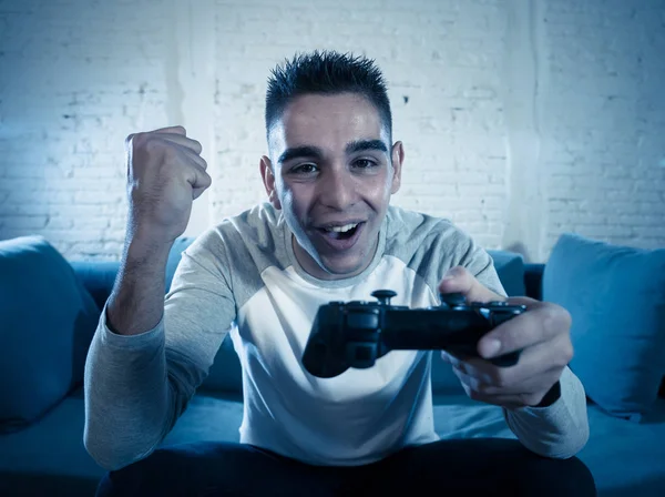 Porträt Eines Jungen Mannes Der Spaß Beim Spielen Von Videospielen — Stockfoto
