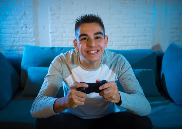 Porträt Eines Jungen Mannes Der Spaß Beim Spielen Von Videospielen — Stockfoto