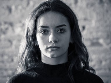 Closeup ağlıyor zorbalık, depresif üzgün ve stresli genç bir çocuk. İnsan ifadeleri duygusal acı. Çocukluk depresyon, Bullying ve çocuk istismarı kavramı. Siyah beyaz portre. Moody ışık.