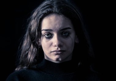 Ağlayan bir okulda, depresif, yalnız, yorgun, stresli genç çocuk kız closeup. Siyah arka plan üzerine izole. İnsan duyguları, çocukluk depresyon, duygusal acı. Zorbalık ve çocuk istismarı kavramı.
