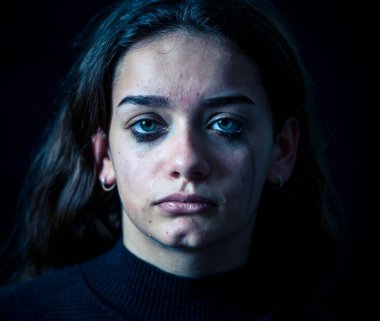 Zorbalık korkmuş üzgün kız online acı taciz duygu umutsuz ve korkutmak ağlıyor. Çocuk kurban cyberbullying, stalker, sosyal medya ve Internet tehlikeleri. Dramatik karanlık ışık.