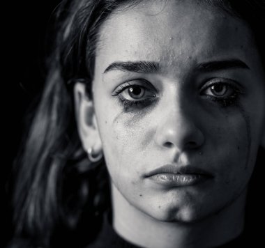 Zorbalık korkmuş üzgün kız online acı taciz duygu umutsuz ve korkutmak ağlıyor. Çocuk kurban cyberbullying, stalker, sosyal medya ve Internet tehlikeleri. Dramatik karanlık ışık.