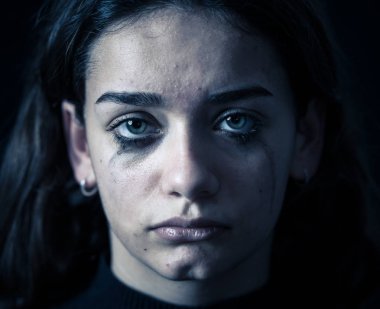 Zorbalık korkmuş üzgün kız online acı taciz duygu umutsuz ve korkutmak ağlıyor. Çocuk kurban cyberbullying, stalker, sosyal medya ve Internet tehlikeleri. Dramatik karanlık ışık.
