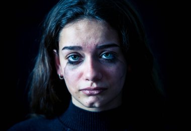 Zorbalık korkmuş üzgün kız online acı taciz duygu umutsuz ve korkutmak ağlıyor. Çocuk kurban cyberbullying, stalker, sosyal medya ve Internet tehlikeleri. Dramatik karanlık ışık.