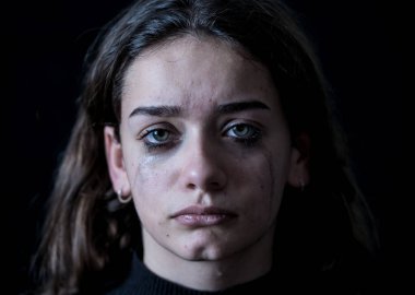 Zorbalık korkmuş üzgün kız online acı taciz duygu umutsuz ve korkutmak ağlıyor. Çocuk kurban cyberbullying, stalker, sosyal medya ve Internet tehlikeleri. Dramatik karanlık ışık.
