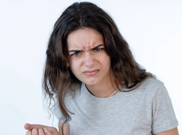 Retrato Cerca Una Hermosa Joven Caucásica Con Una Cara Enojada — Foto de Stock