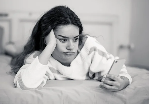 Close Jovem Bela Menina Entediada Cama Usando Telefone Móvel Cansado — Fotografia de Stock