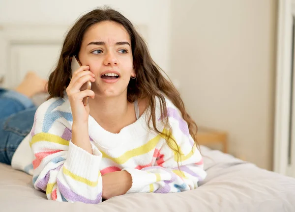 Щаслива Молода Дівчина Підліток Дзвонить Мобільний Телефон Розмовляючи Посміхаючись Відпочиваючи — стокове фото
