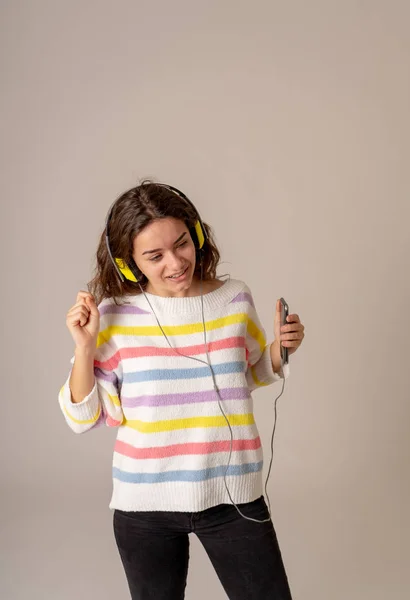 Feliz Retrato Una Hermosa Alegre Adolescente Escuchando Música Auriculares Cantando — Foto de Stock