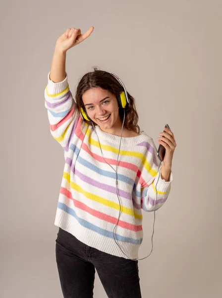 Retrato Feliz Linda Alegre Mulher Adolescente Ouvindo Música Fones Ouvido — Fotografia de Stock