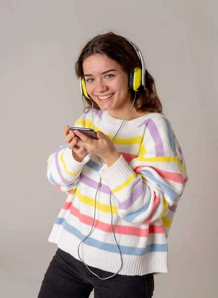 Retrato Linda Feliz Adolescente Mulher Ouvindo Música Fones Ouvido Procura — Fotografia de Stock