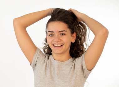 Mutlu yüz ve güzel bir gülümseme ile genç ve güzel beyaz kız portresi kapatın. Beyaz arka plan üzerinde izole. İnsanlar, güzellik, pozitif insan yüz ifadeleri ve duygular kavramı.