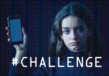 Korkmuş üzgün kız cep telefonu oyun, viral zorluklar ve taciz çaresiz ağlama Internet tehlikeleri acı zorbalık korkutmak. Çocuk kurban cyberbullying sosyal medya etkileri.
