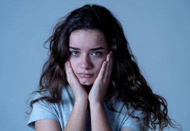 Mutsuz yüz duygu duygusal ağrı ile güzel mutsuz mutsuz genç genç kız portresi. İnsan yüz ifadeleri, negatif duygular ve çocukluk depresyon kavramı. Moody arka plan.