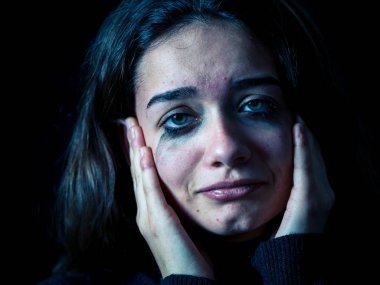 Dramatik portre rahat ağlıyor, acı taciz veya aile içi şiddet umutsuz duygu genç korkmuş, depresif kız portresi. Çocuk istismarı ve ihmaline durdurmak. Sosyal Kampanya kavramı.