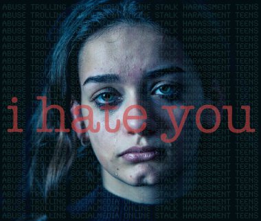Üzgün çaresiz kız portresi dramatik closeup ağlıyor ve intimidated hissediyorum online acı taciz zorbalık. Çocuk kurban cyberbullying, takipçi, sosyal medya ve Internet tehlikeleri.