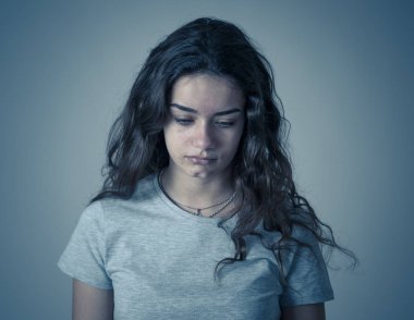 Mutsuz, sefil ve melankolik depresyon duygu üzgün genç genç kız portresi. Yüz ifadeleri, olumsuz duyguların ve duygusal acı gençlik. Moody arka plan üzerinde izole.
