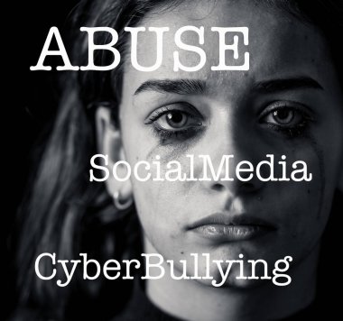 Üzgün çaresiz kız portresi dramatik closeup ağlıyor ve intimidated hissediyorum online acı taciz zorbalık. Çocuk kurban cyberbullying, takipçi, sosyal medya ve Internet tehlikeleri.