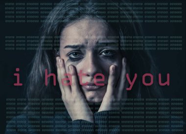 Üzgün çaresiz kız portresi dramatik closeup ağlıyor ve intimidated hissediyorum online acı taciz zorbalık. Çocuk kurban cyberbullying, takipçi, sosyal medya ve Internet tehlikeleri.