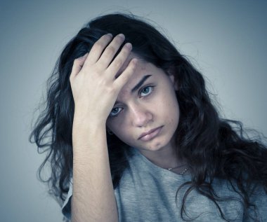 Mutsuz, sefil ve melankolik depresyon duygu üzgün genç genç kız portresi. Yüz ifadeleri, olumsuz duyguların ve duygusal acı gençlik. Moody arka plan üzerinde izole.