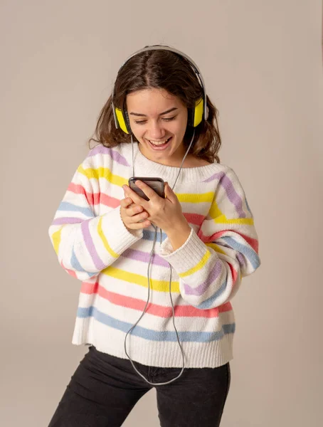 Retrato Linda Feliz Adolescente Mulher Ouvindo Música Fones Ouvido Procura — Fotografia de Stock