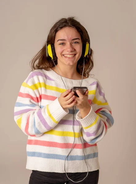 Retrato Feliz Linda Feliz Mulher Adolescente Ouvindo Música Fones Ouvido — Fotografia de Stock