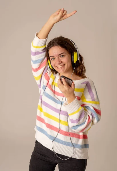 Retrato Feliz Linda Feliz Mulher Adolescente Ouvindo Música Fones Ouvido — Fotografia de Stock