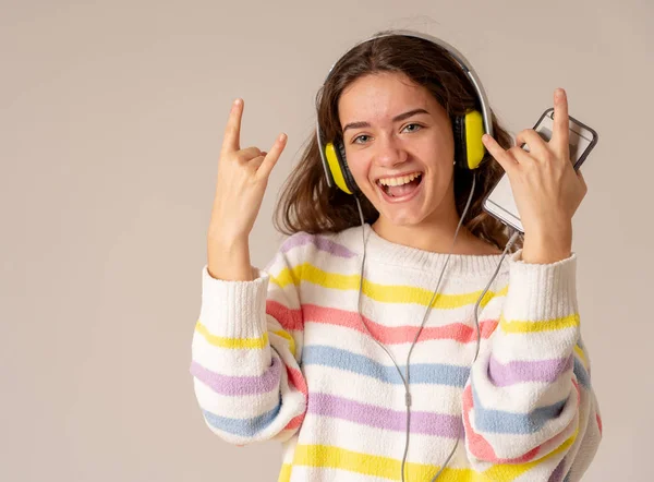 Feliz Retrato Una Hermosa Feliz Adolescente Escuchando Música Auriculares Cantando — Foto de Stock