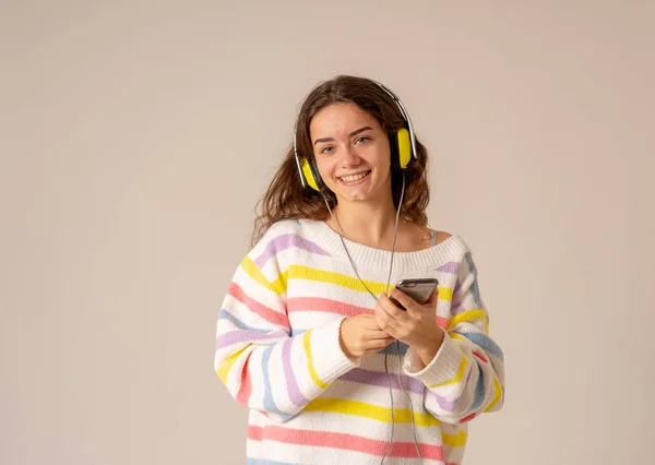 Retrato Feliz Linda Feliz Mulher Adolescente Ouvindo Música Fones Ouvido — Fotografia de Stock