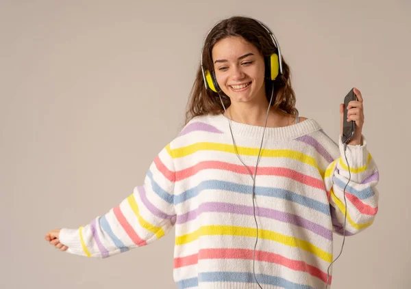 Gelukkig Portret Van Prachtig Gelukkig Tiener Vrouw Luisteren Naar Muziek — Stockfoto