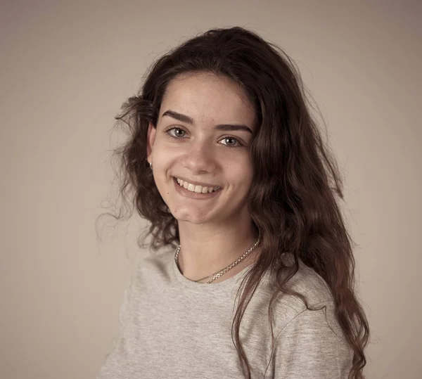 Close Retrato Bela Jovem Mulher Adolescente Com Sorriso Bonito Olhar — Fotografia de Stock