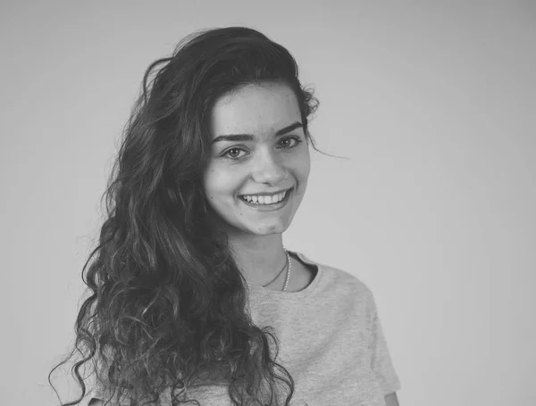 Közelről Fekete Fehér Portré Szép Fiatal Tizenéves Aranyos Mosoly Stílusos — Stock Fotó
