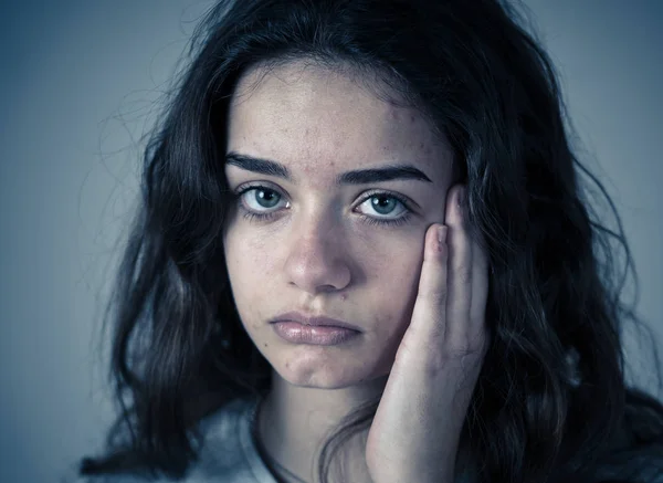 Retrato Menina Adolescente Triste Sentindo Infeliz Miserável Melancólico Sofrendo Depressão — Fotografia de Stock