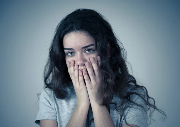 Retrato Menina Adolescente Triste Sentindo Infeliz Miserável Melancólico Sofrendo Depressão — Fotografia de Stock