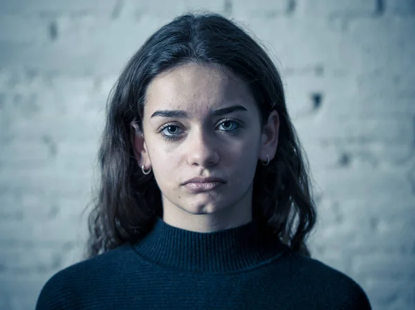 Retrato Dramático Close Uma Jovem Garota Assustada Deprimida Chorando Sozinha — Fotografia de Stock