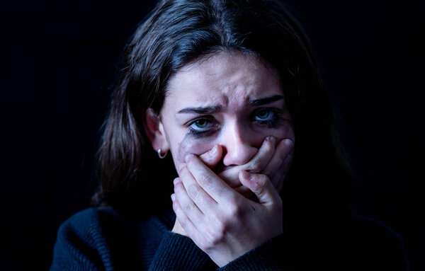 Драматический крупный план портрета молодой напуганной, подавленной девушки, плачущей в одиночестве, чувствующей себя безнадежной, страдающей от домогательств или домашнего насилия. Прекратить жестокое обращение с детьми и пренебрежение. Концепция социальной кампании
.