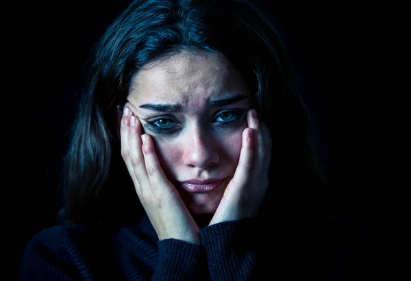 Dramatisk Närbild Porträtt Ung Rädd Deprimerad Flicka Gråter Ensam Känner — Stockfoto