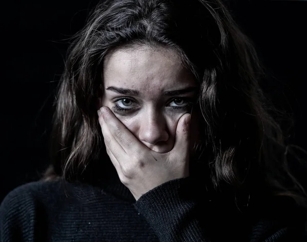 Retrato Dramático Close Uma Jovem Garota Assustada Deprimida Chorando Sozinha — Fotografia de Stock