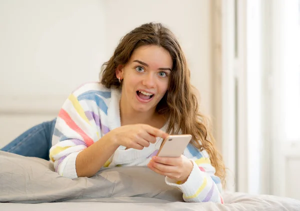 Jovem Adolescente Atraente Feliz Seguidores Verificação Telefone Inteligente Bate Papo — Fotografia de Stock