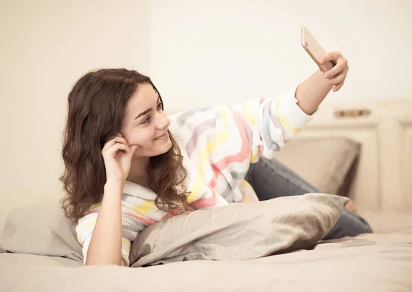 Izgatott Divatos Fiatal Tizenéves Vesz Egy Selfie Okos Mobiltelefon Ágyban — Stock Fotó