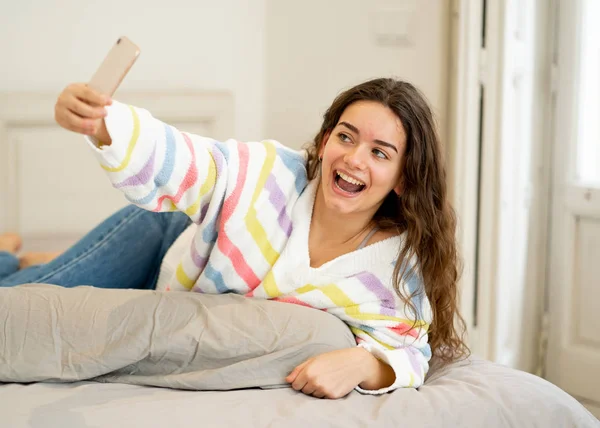 Krásné Módní Mladý Teenager Žena Selfie Chytrý Mobilní Telefon Posteli — Stock fotografie