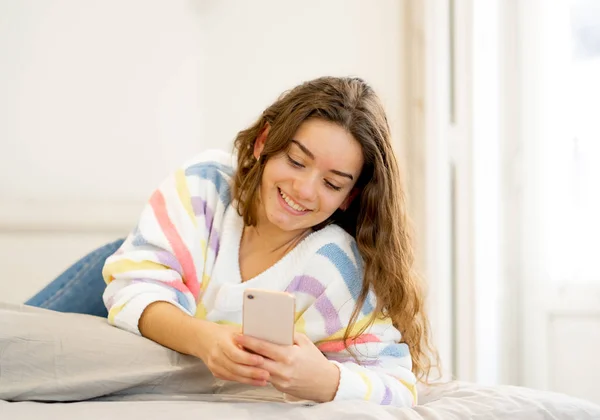 Menina Bonita Feliz Enviando Mensagens Telefone Celular Conversando Aplicativos Mídia — Fotografia de Stock