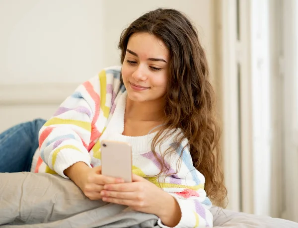 Happy Pretty Girl Sending Messages Mobile Phone Chatting Social Media — Stock Photo, Image