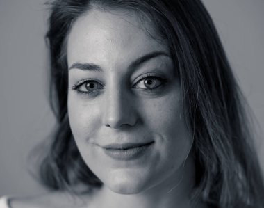 Mutlu yüz ve güzel gülümseme ile çekici genç Kafkas kadın portresi kapatın. Siyah-beyaz izole. Kişi, pozitif insan yüz ifadeleri ve duygular kavramı.