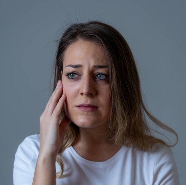 Güzel genç kadın portresi kadar sefil ve melankoli bakarak üzgün ruh hali ile kapatın. İnsan yüz ifadeleri ve duygular, depresyon ve ruh sağlığı kavramı. Nötr arka plan üzerinde izole.