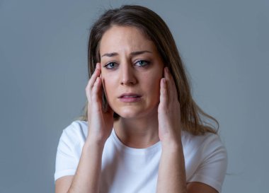 Güzel genç kadın portresi kadar sefil ve melankoli bakarak üzgün ruh hali ile kapatın. İnsan yüz ifadeleri ve duygular, depresyon ve ruh sağlığı kavramı. Nötr arka plan üzerinde izole.